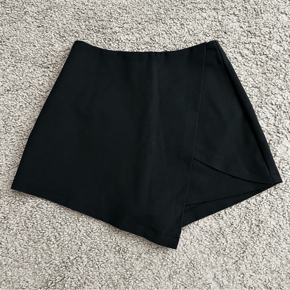Luvalot Black Asymmetrical Skort Size 2